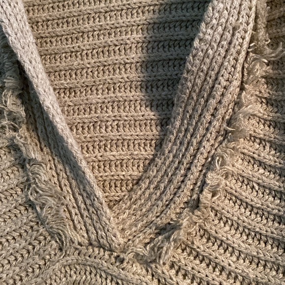 Freepeople Sweater Oatmeal color, short fringe detailing around v neck & sleeves - Picture 3 of 10